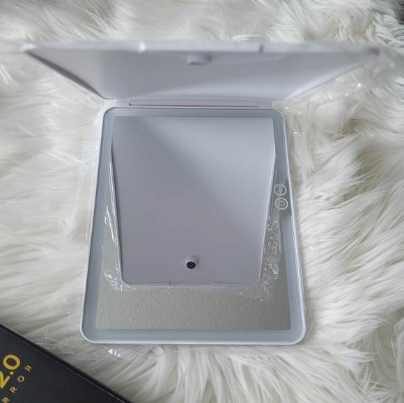 NEW Impressions Vanity Touchpad 2.0 LED Makeup Mirror - Picture 6 of 13